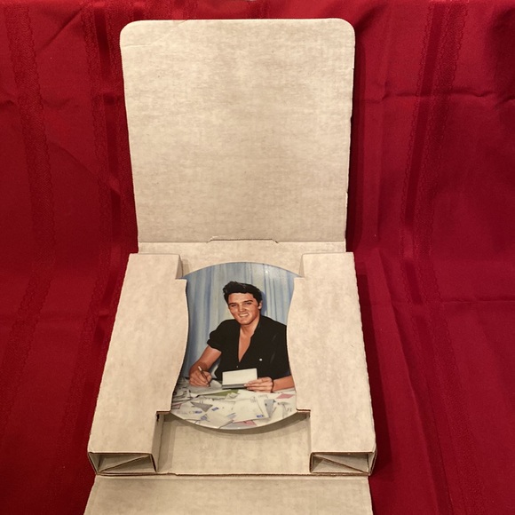 Elvis Presley: Looking at a Legend Delphi Collector Plate - 8 1/2” - Picture 7 of 7